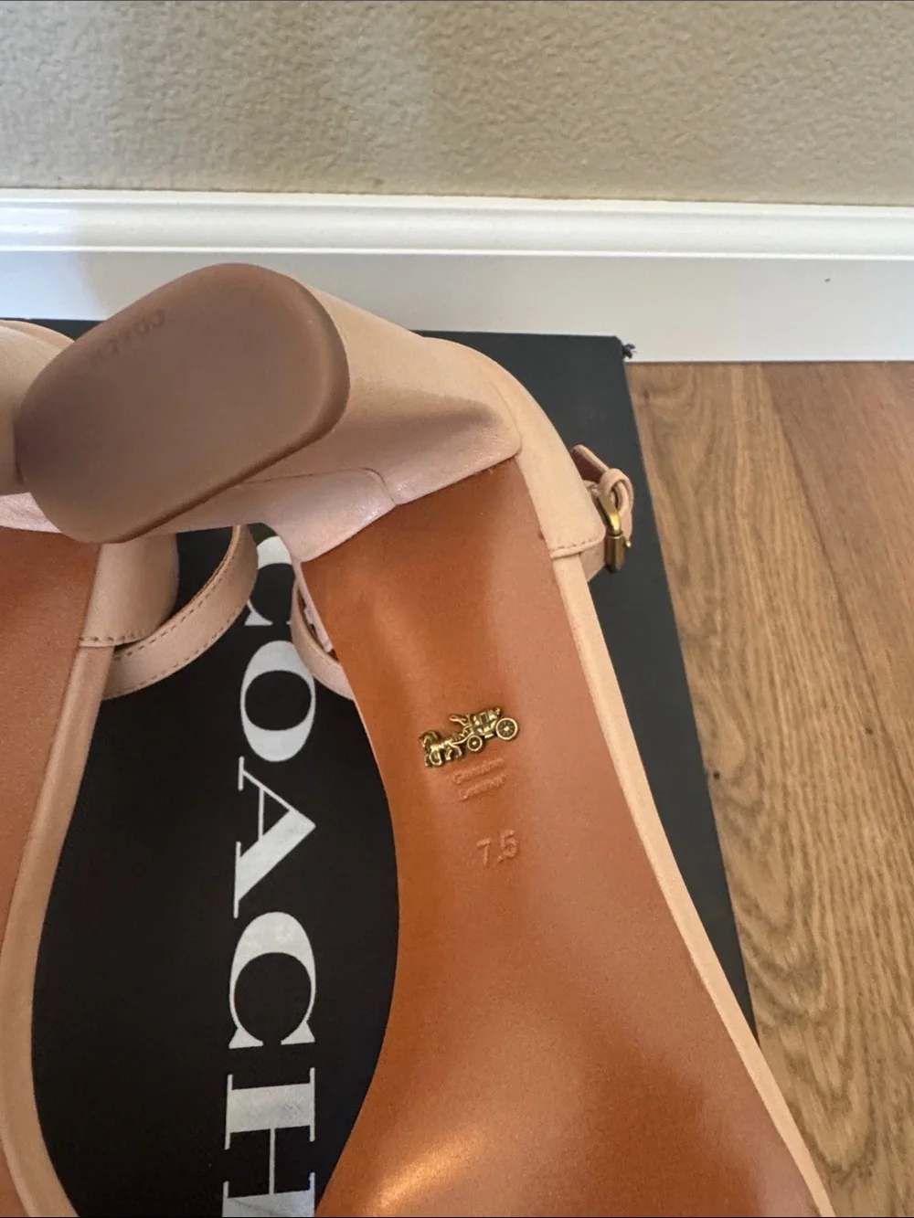 Beautiful Coach Brown Leather Chain-Link Block Heel Sandals - Picture 5 of 7